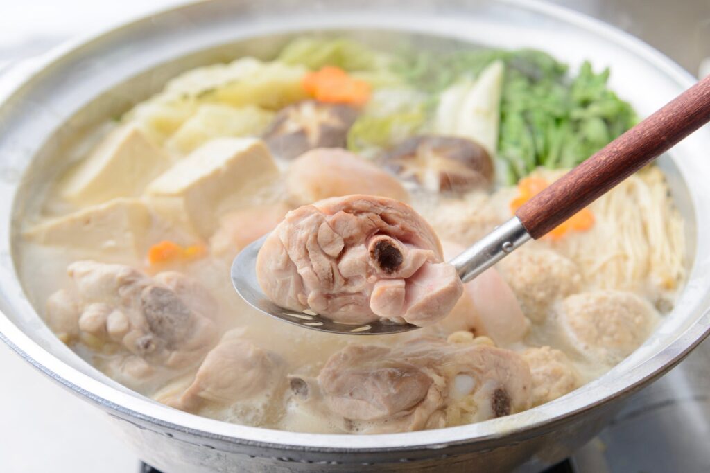 中洲の屋形船で華味鳥の水たき。8,800円・乗船料込、9月末から 水たき鍋をすくう様子(クローズアップ)
