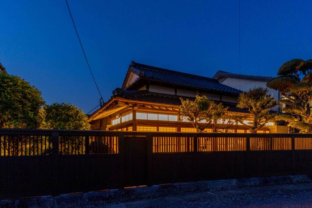 佐賀・鹿島の一棟貸し「総襖絵の宿 水頭別宅」。大人6名まで、大正11年の総檜造りに泊まる 夜の外観