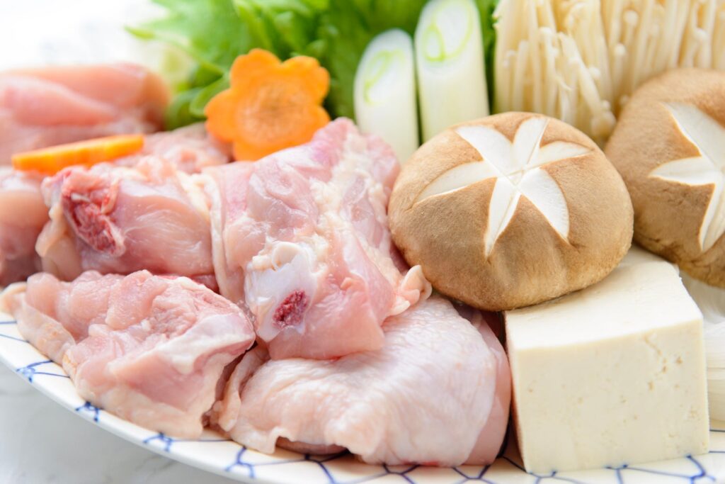 中洲の屋形船で華味鳥の水たき。8,800円・乗船料込、9月末から 博多華味鳥の鶏肉と豆腐・きのこの盛り合わせ