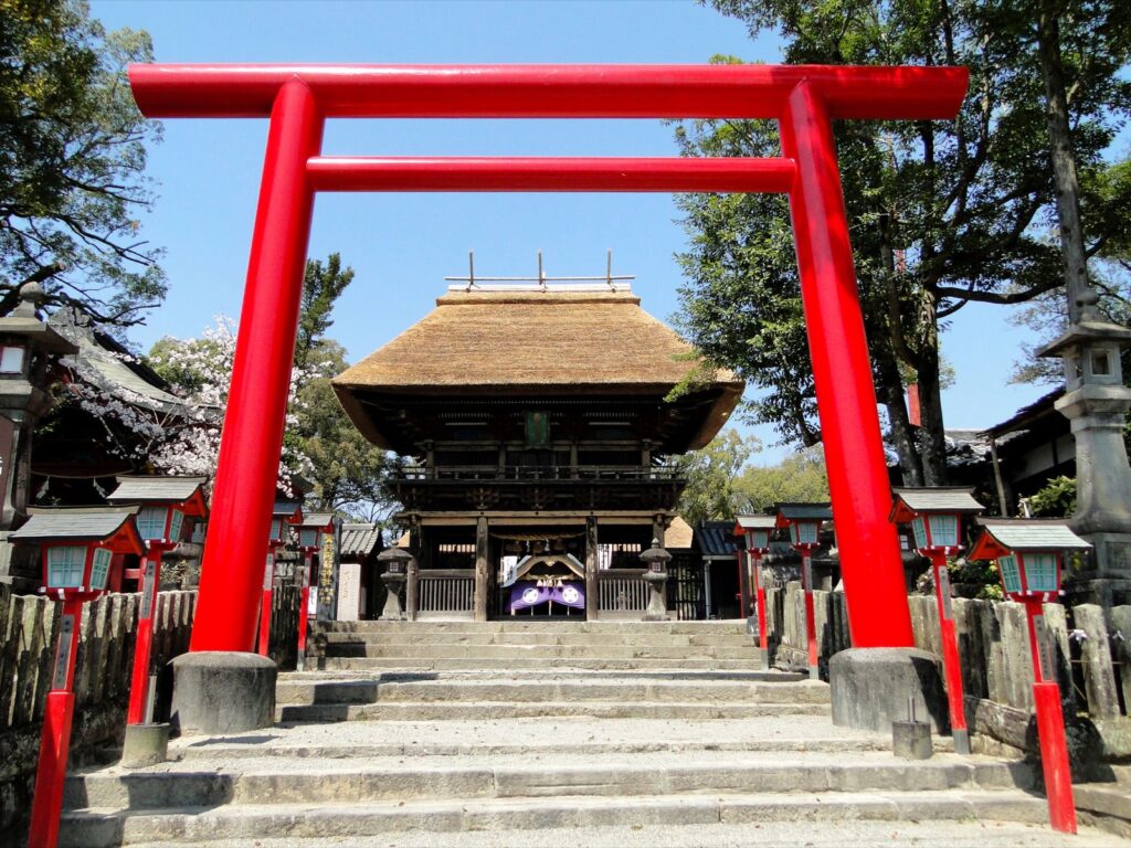 10月3日〜11日。人吉・青井阿蘇神社のおくんち祭り、神幸式は10月9日 青井阿蘇神社の鳥居と楼門