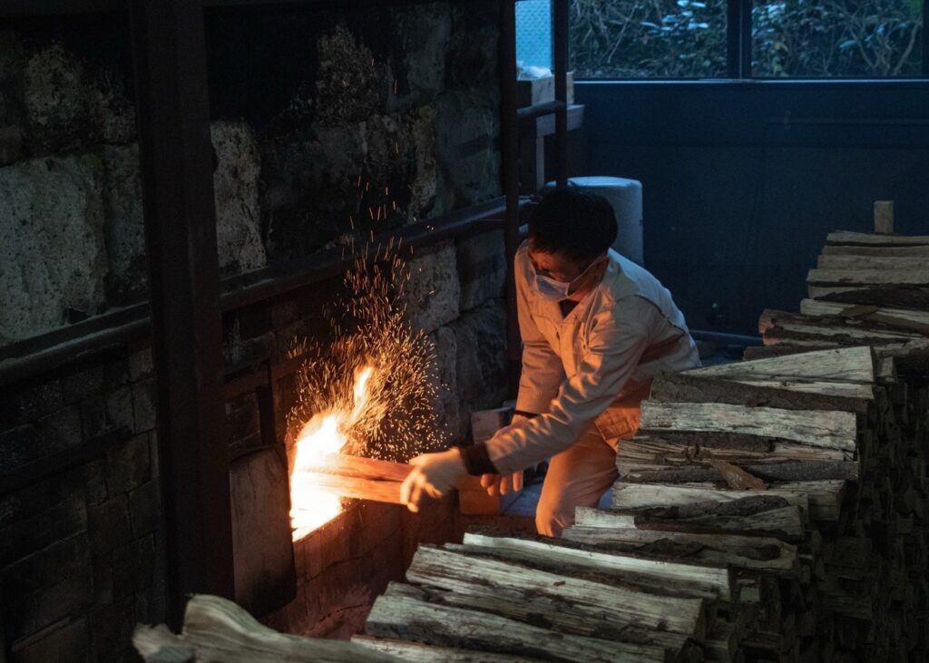 第22回秋の有田陶磁器まつり。11月19日〜23日、窯元と商店街をめぐる5日間 源右衛門窯の窯焚き(2024年の案内写真)