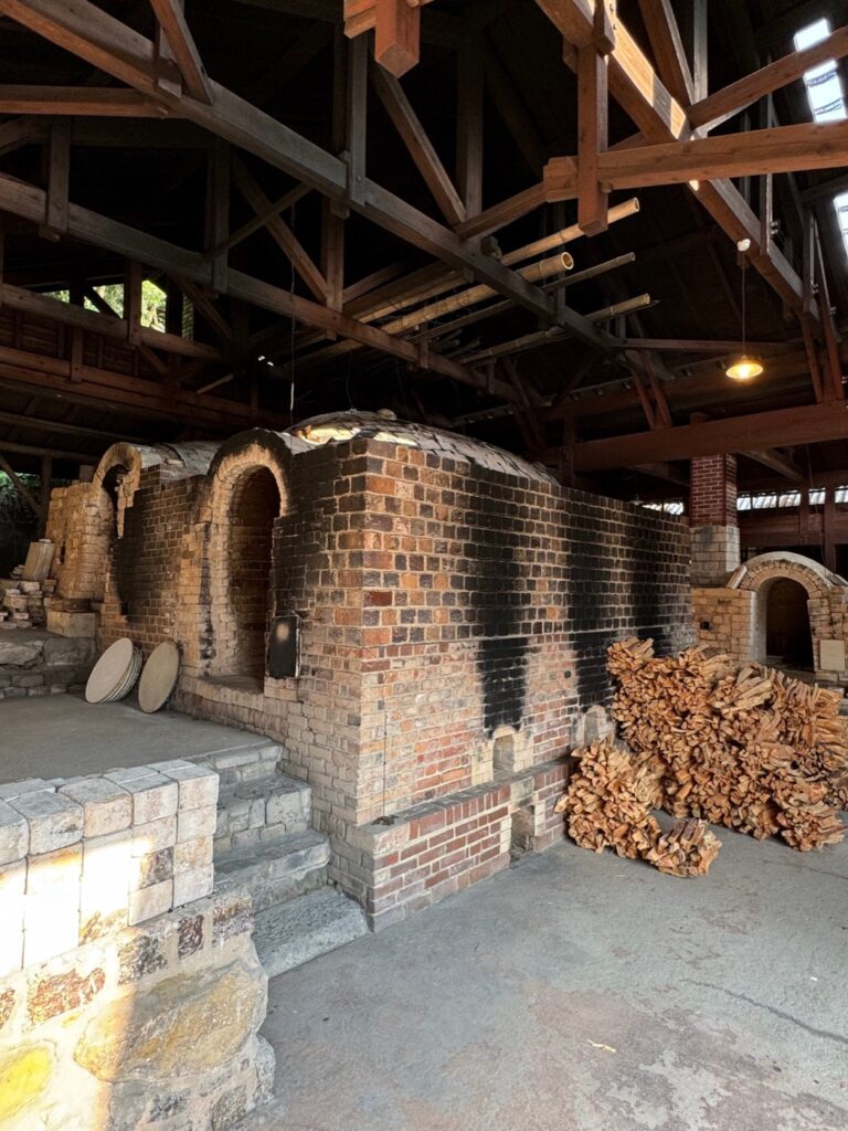 第22回秋の有田陶磁器まつり。11月19日〜23日、窯元と商店街をめぐる5日間 柿右衛門窯の薪窯(2024年の案内写真)