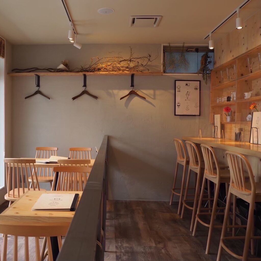 今泉の夜パフェ専門店 Parfaiteria beL 福岡。飲んだあとの〆に、18時開店と金土25時半までの営業 昼の店内(カウンターとテーブル席)