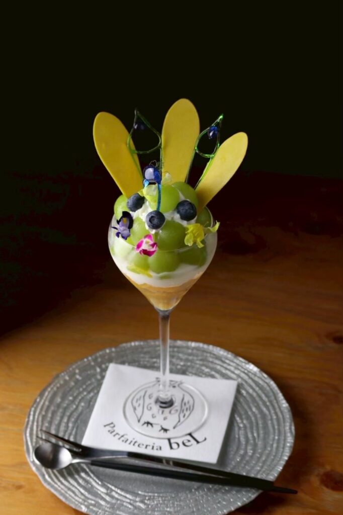 今泉の夜パフェ専門店 Parfaiteria beL 福岡。飲んだあとの〆に、18時開店と金土25時半までの営業 孔雀は夜に踊る