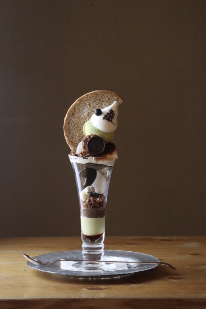 今泉の夜パフェ専門店 Parfaiteria beL 福岡。飲んだあとの〆に、18時開店と金土25時半までの営業 ピスタチオとチョコレート