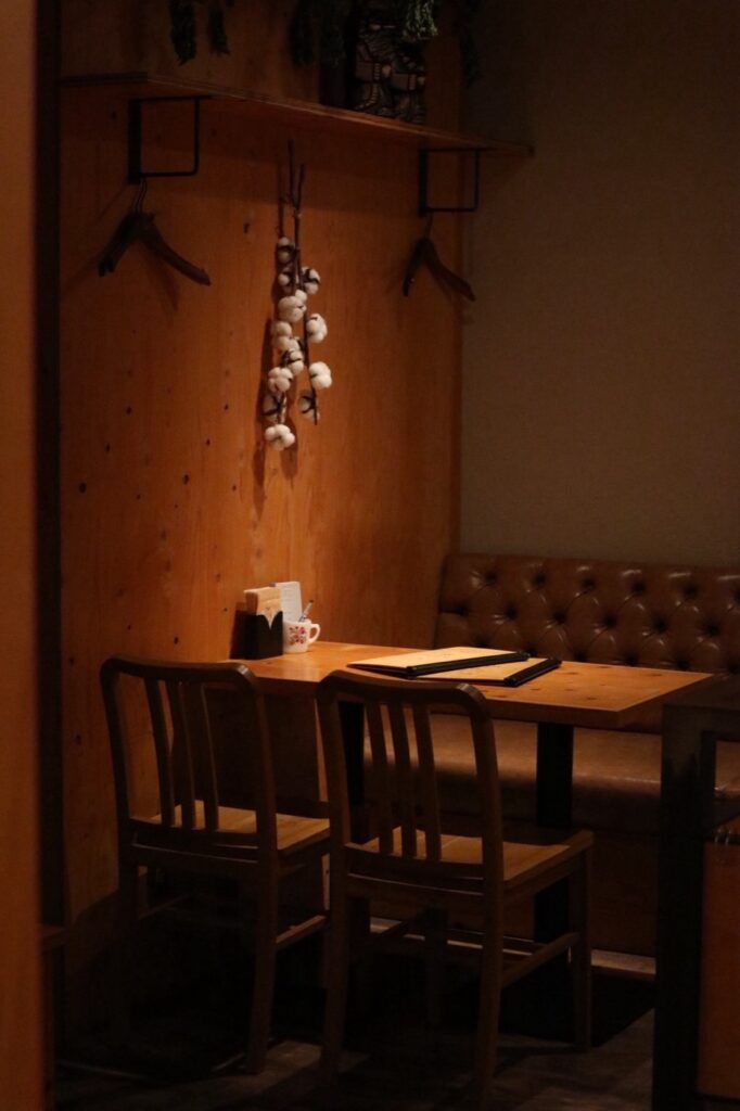 今泉の夜パフェ専門店 Parfaiteria beL 福岡。飲んだあとの〆に、18時開店と金土25時半までの営業 夜のテーブル席