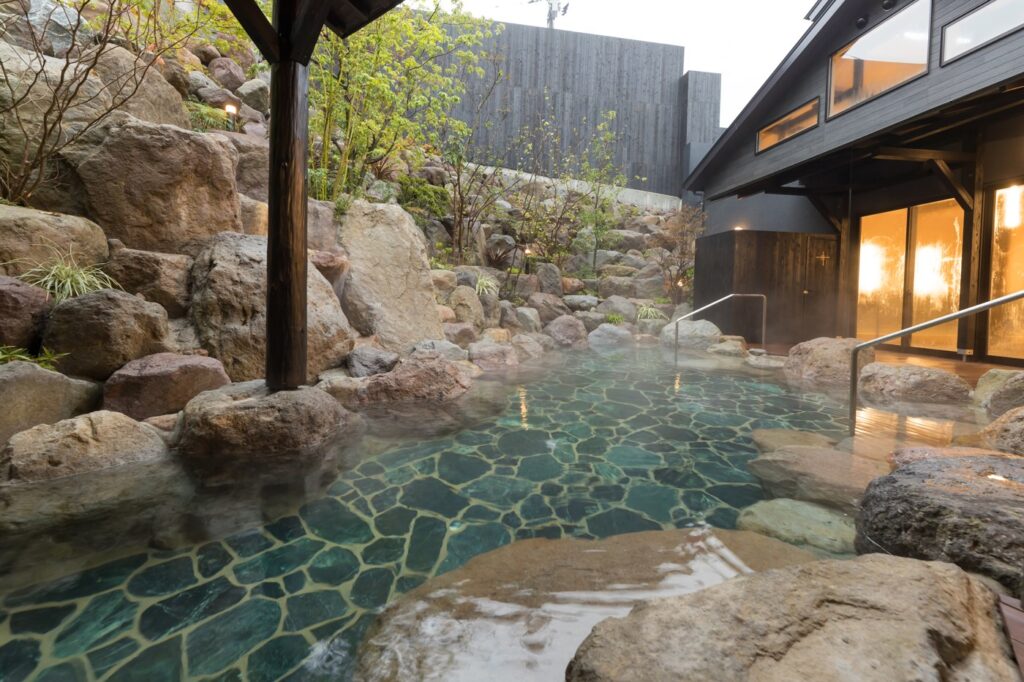 Private baths in Beppu: 14 family baths (kashikiri-yu), prices and booking Hyotan Onsen, women's outdoor bath