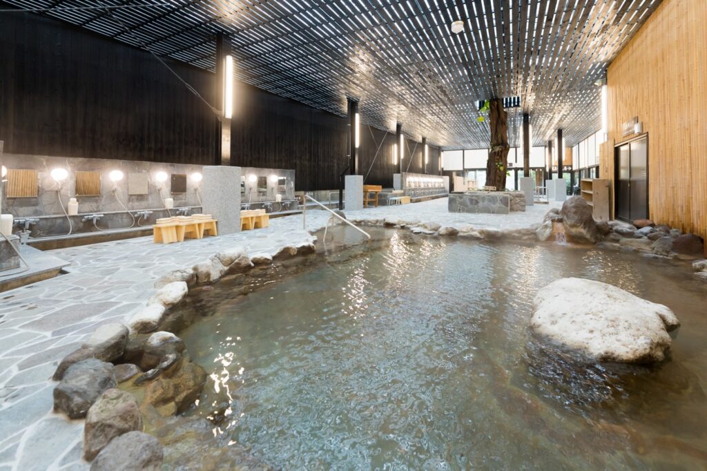 Private baths in Beppu: 14 family baths (kashikiri-yu), prices and booking Hyotan Onsen, men's communal bath (rock bath)