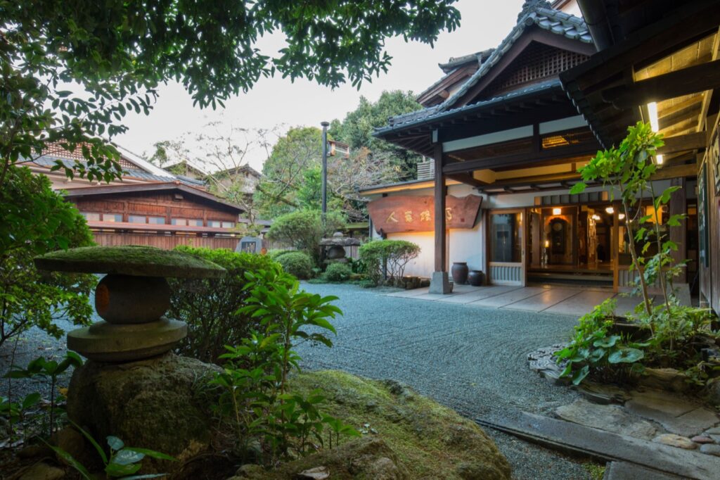 熊本の立ち寄り湯15施設。黒川・阿蘇・人吉・山鹿・玉名の料金と時間 人吉旅館の正面玄関