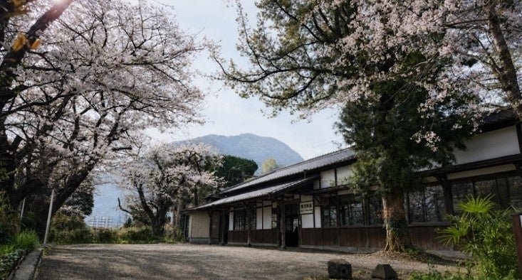 大分の秋2026。くじゅう花公園夜間開園、2027年開業の宿3つ 東別府駅の駅舎(桜の季節)