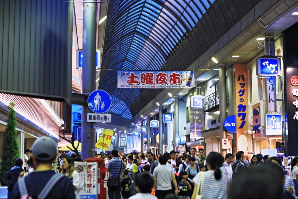 福岡県の商店街11か所。アーケードと駐車場、最寄り駅 ほとめき通り商店街のアーケード(土曜夜市)