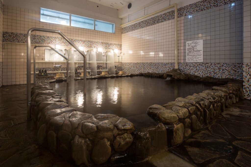 熊本の立ち寄り湯15施設。黒川・阿蘇・人吉・山鹿・玉名の料金と時間 大浴場(岩風呂風の浴室)