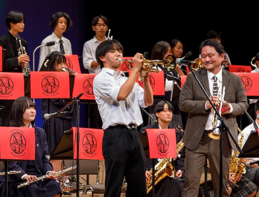 宮崎の10〜11月2026。ふるさと市場と国富の世界選手権 生徒の演奏を見守る広瀬未来さん