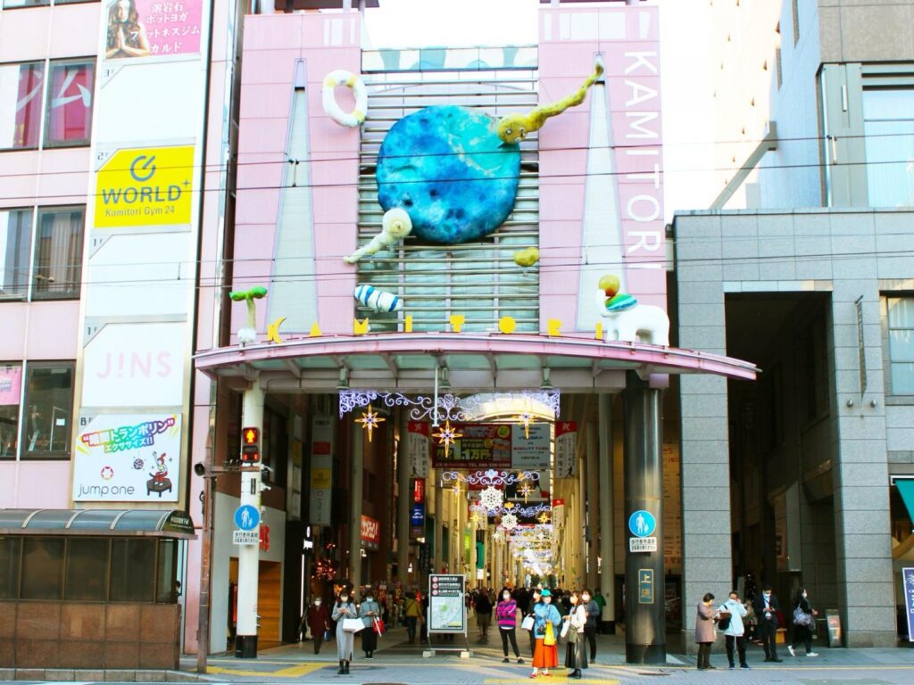 九州の県庁所在地の商店街。上通・下通・天文館ほか 上通アーケードの入口