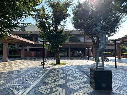 九州のコンサートホール6館の座席数と駐車場。熊本県立劇場は10月から駐車場閉鎖 熊本県立劇場の外観と前庭