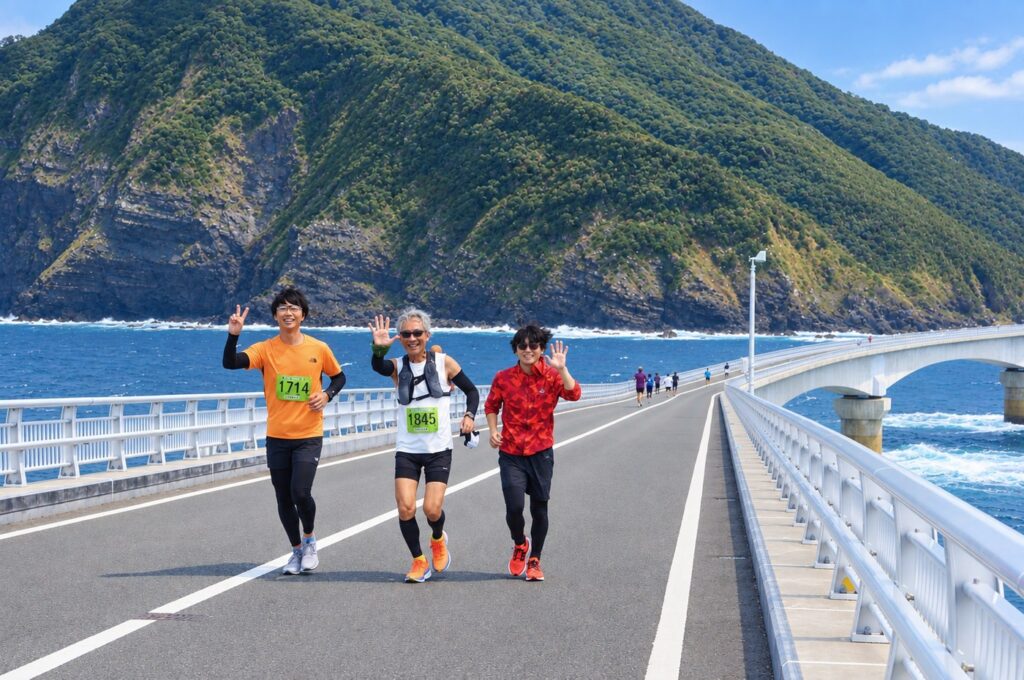 鹿児島の秋2026。甑マラソンは9/30締切、種子島BiG ViSiON 甑大橋を渡るランナー