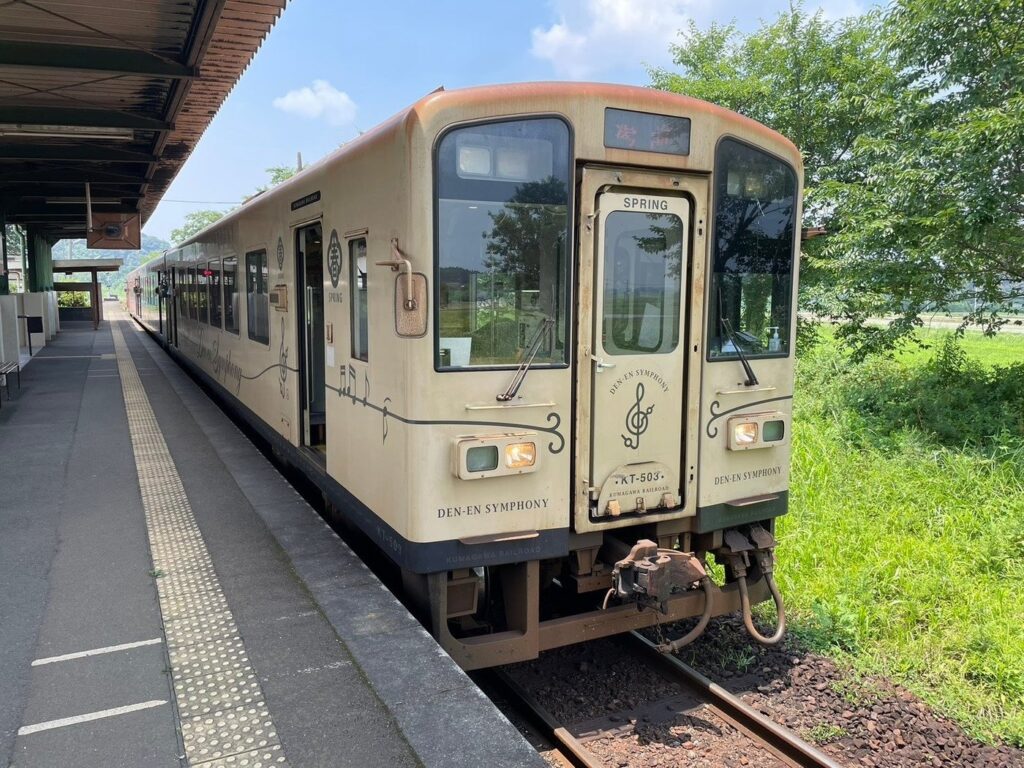 九州の鉄道とバスの秋2026。クレカ乗車92駅、新しいきっぷと特別運行 くま川鉄道の車両