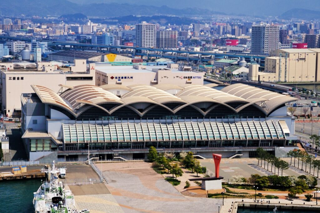 福岡の二十歳のつどい2027。12市は1月10日か11日、会場と市外からの参加 福岡市の会場、マリンメッセ福岡A館の外観
