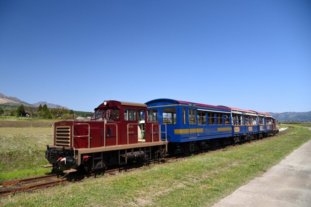 九州の鉄道とバスの秋2026。クレカ乗車92駅、新しいきっぷと特別運行 トロッコ列車「ゆうすげ号」をけん引するDB16形機関車