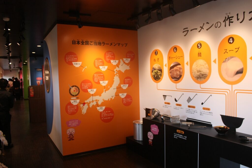 糸島の一蘭の森 糸島店。天然とんこつラーメン980円、駐車場594台 とんこつラーメン博物館の展示