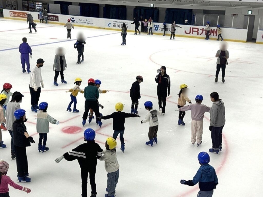福岡のスケートリンク2026。通年3施設の料金を比較 一般滑走の様子(グッデイ真夏のアイススケート)