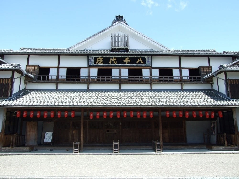 【芝居小屋】熊本県山鹿市の八千代座。公演日程と見学料 八千代座の外観