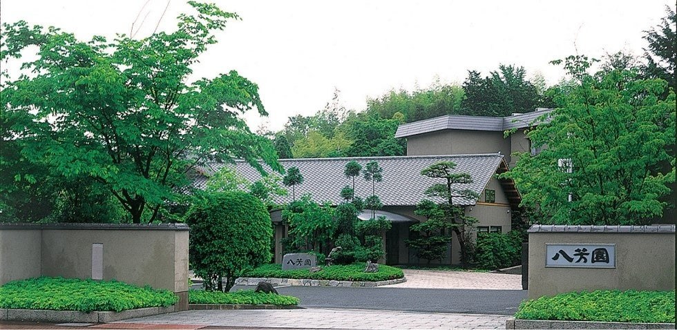 玉名温泉 山もみじの宿 八芳園。福岡市内から1時間13分、全12室の部屋風呂と部屋食 八芳園の外観