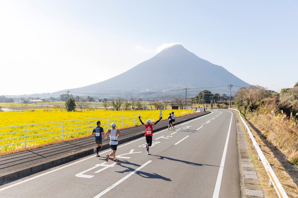 九州のマラソン、応援できる場所と交通規制のまとめ 菜の花と開聞岳を望むコース