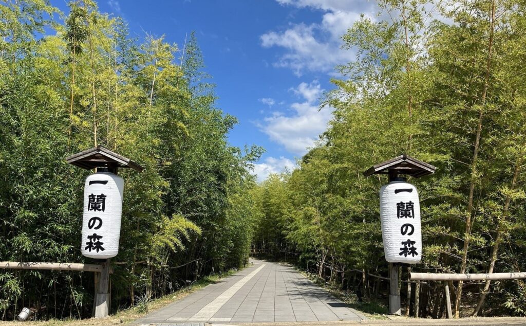 ICHIRAN no Mori Itoshima: natural tonkotsu ramen ¥980, parking for 594 cars Entrance, with the ICHIRAN no Mori lantern