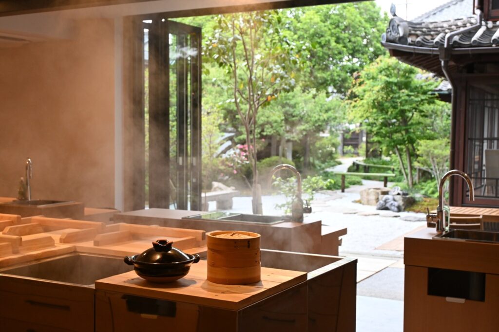 鉄輪の冨士屋ホテル。素泊まり20,500円から、地獄蒸しキッチンとむし湯 地獄蒸しキッチン