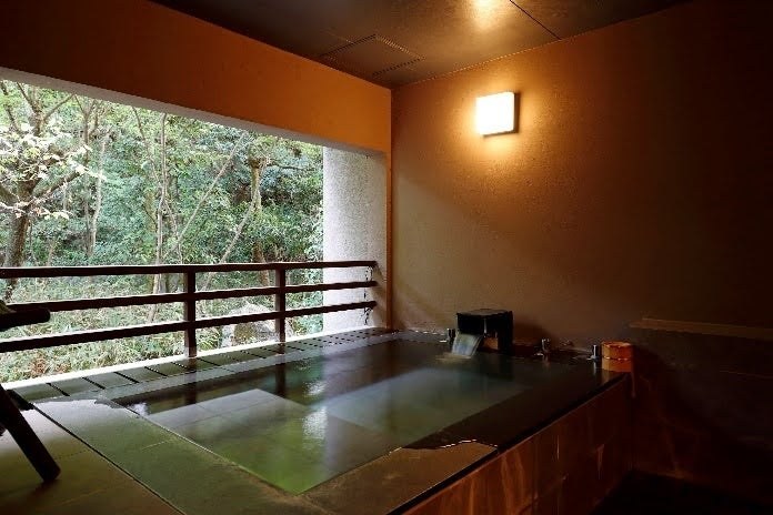玉名温泉 山もみじの宿 八芳園。福岡市内から1時間13分、全12室の部屋風呂と部屋食 西館 和室の半露天風呂