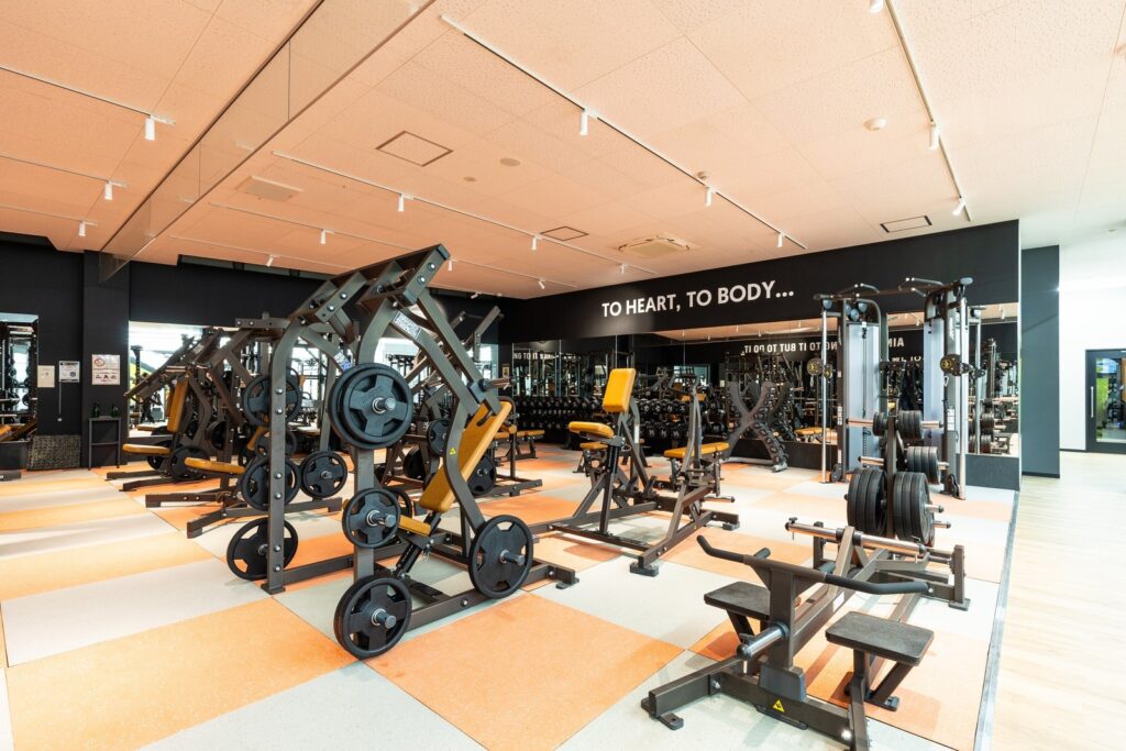 福岡市内のFIT EASYは3店舗(香椎浜・片江・九大学研都市)。24時間ジムの月会費と初期費用、相互利用と退会の締切を確認 片江店のマシンエリア
