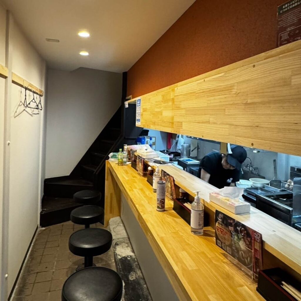 春吉の肉肉うどん 中洲店。24時を過ぎてから食べる、金土は翌3時までの営業と火曜定休 カウンター席