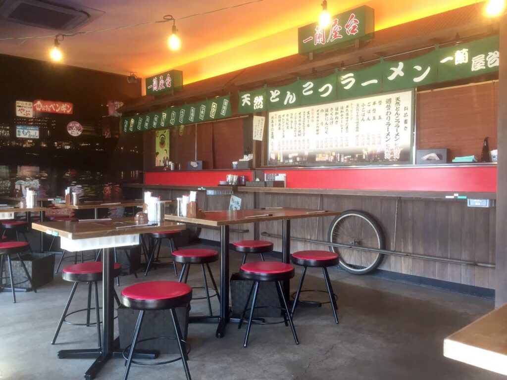 ICHIRAN no Mori Itoshima: natural tonkotsu ramen ¥980, parking for 594 cars The dining hall