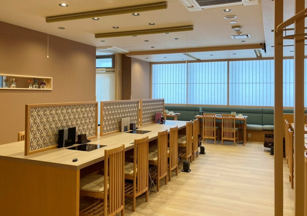 Hakata Hanamidori Nakasu Main Store: mizutaki hotpot from ¥4,500, private rooms and reservations The 2F banquet floor (table seating)