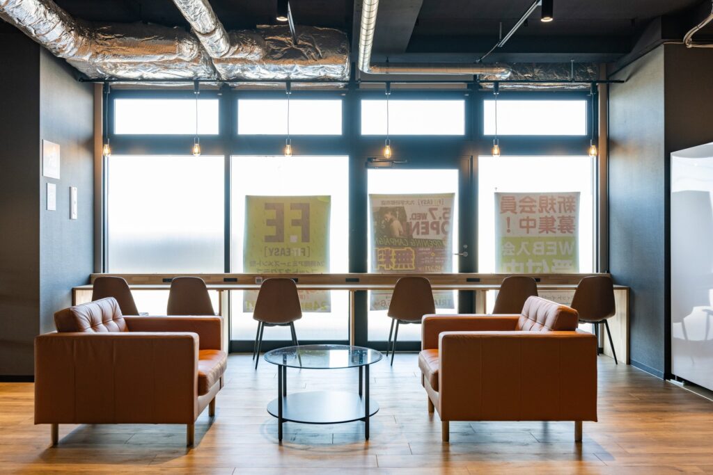 福岡市内のFIT EASYは3店舗(香椎浜・片江・九大学研都市)。24時間ジムの月会費と初期費用、相互利用と退会の締切を確認 九大学研都市店のラウンジ