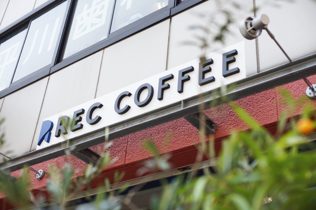 薬院のREC COFFEE 薬院駅前店。夜のコーヒー、深夜24時までの営業と価格 店頭の看板