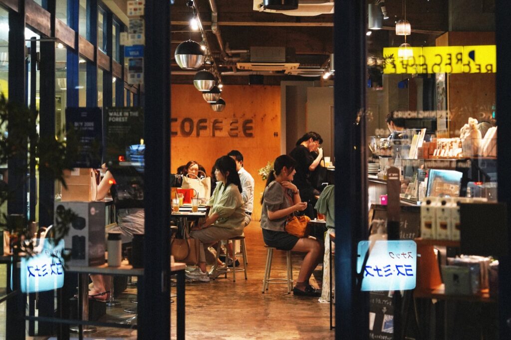 薬院のREC COFFEE 薬院駅前店。夜のコーヒー、深夜24時までの営業と価格 入口から見た店内
