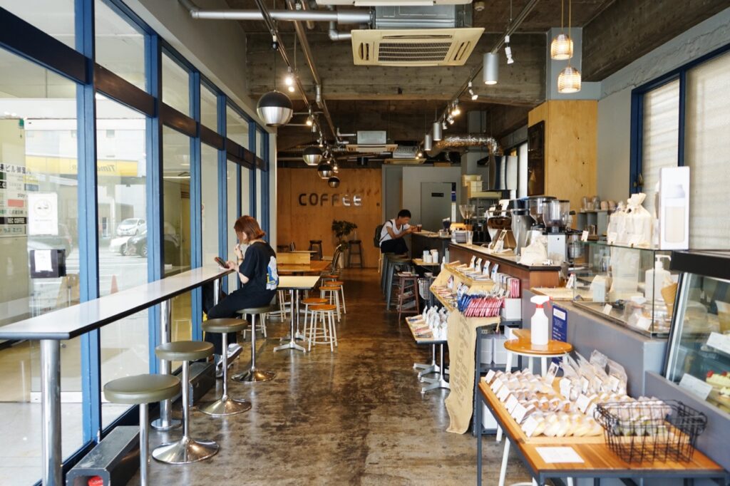 薬院のREC COFFEE 薬院駅前店。夜のコーヒー、深夜24時までの営業と価格 窓際のカウンター席