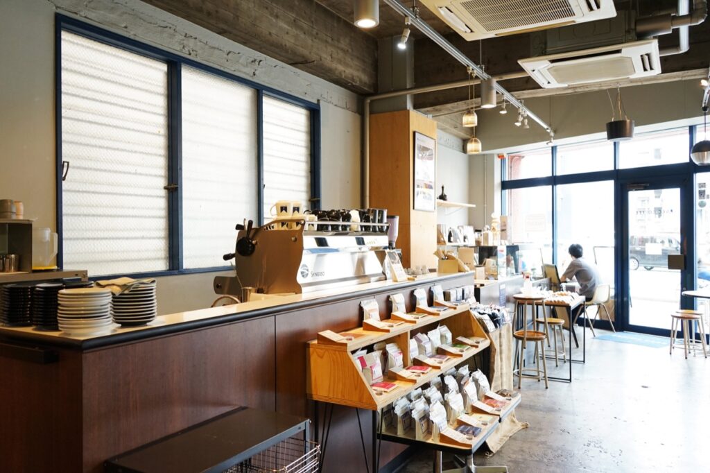 薬院のREC COFFEE 薬院駅前店。夜のコーヒー、深夜24時までの営業と価格 豆の棚とテーブル席