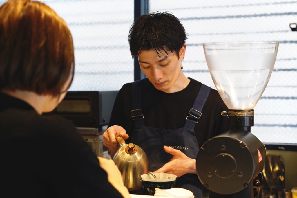 薬院のREC COFFEE 薬院駅前店。夜のコーヒー、深夜24時までの営業と価格 ハンドドリップで淹れるところ