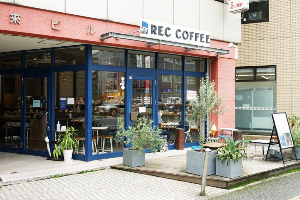 薬院のREC COFFEE 薬院駅前店。夜のコーヒー、深夜24時までの営業と価格 薬院駅前店の外観