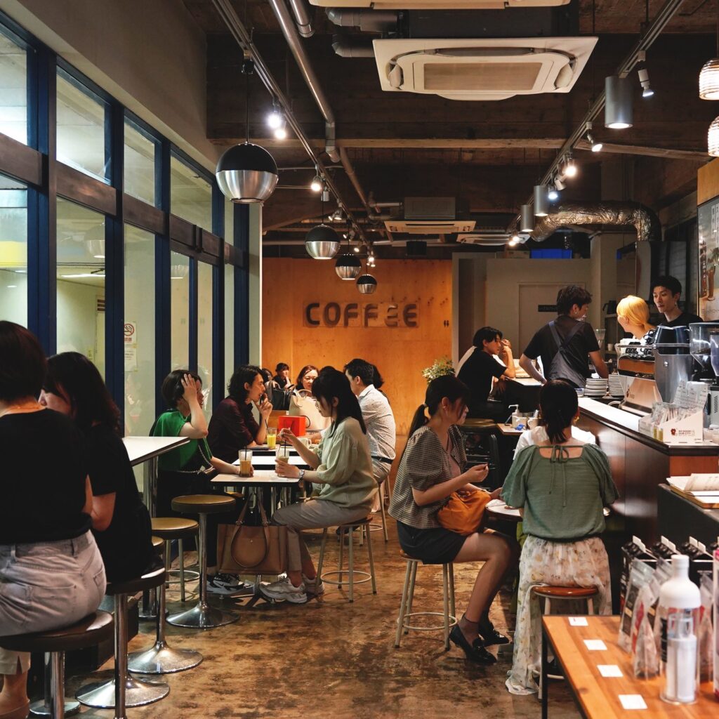 薬院のREC COFFEE 薬院駅前店。夜のコーヒー、深夜24時までの営業と価格 店内のテーブル席