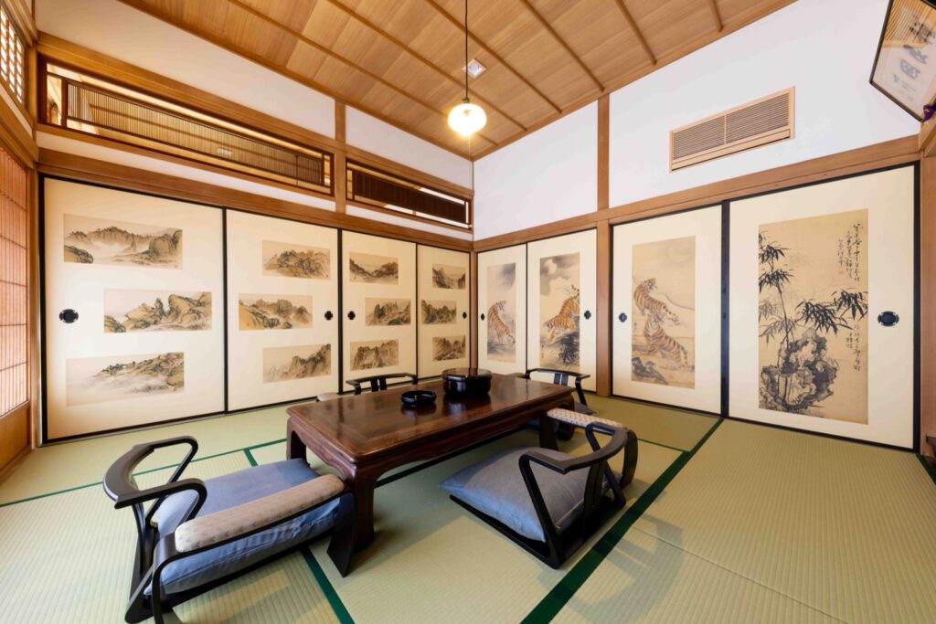 Suitou Bettaku in Kashima, Saga: a whole-house rental with painted sliding doors, sleeps up to 6 adults Tatami room surrounded by painted fusuma