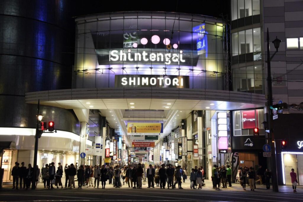 九州の県庁所在地の商店街。上通・下通・天文館ほか 下通アーケード(夜)
