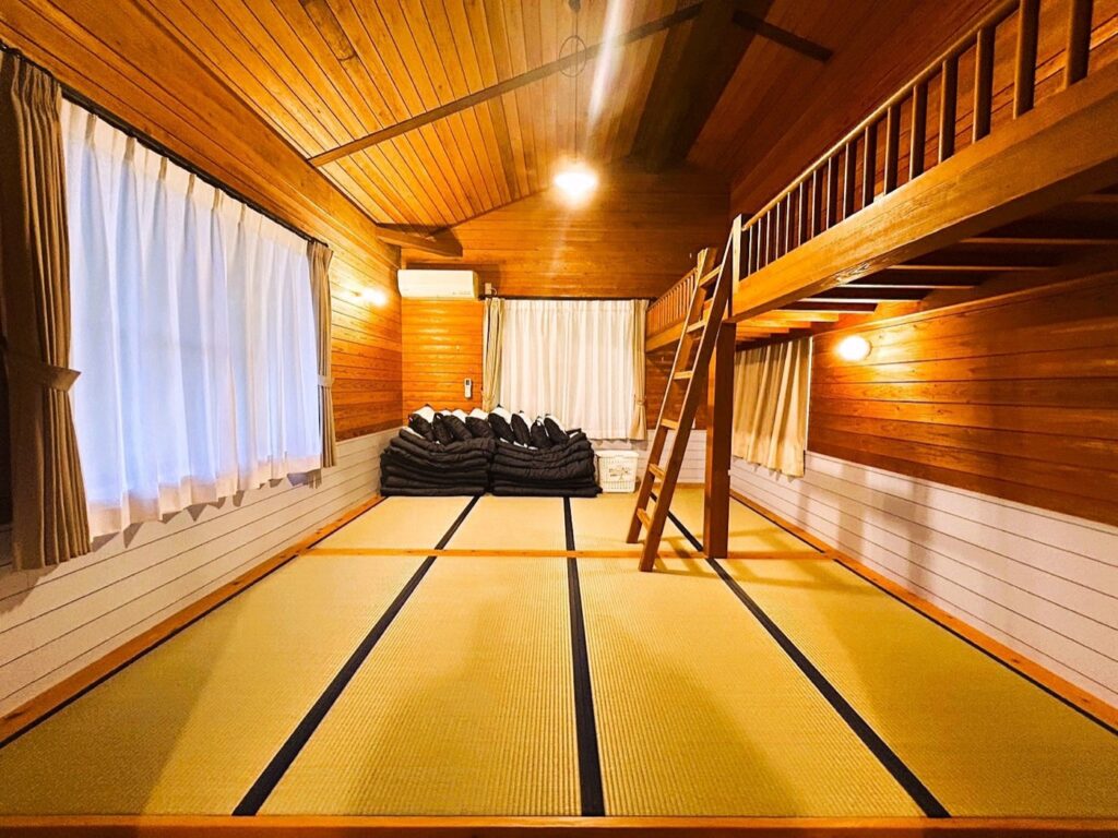 大分・宮崎・鹿児島のキャンプ場19か所。料金・予約と冬の営業 宮崎白浜キャンプ場のコテージ(畳の寝室とロフト)