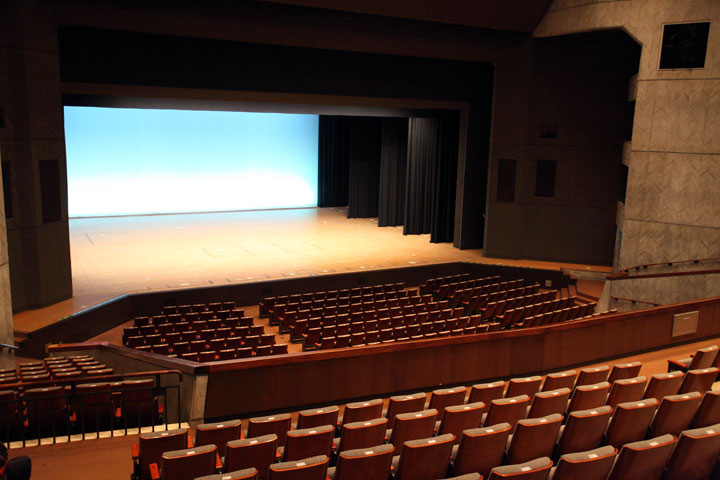 九州のコンサートホール6館の座席数と駐車場。熊本県立劇場は10月から駐車場閉鎖 熊本県立劇場 演劇ホール(客席から見た舞台)