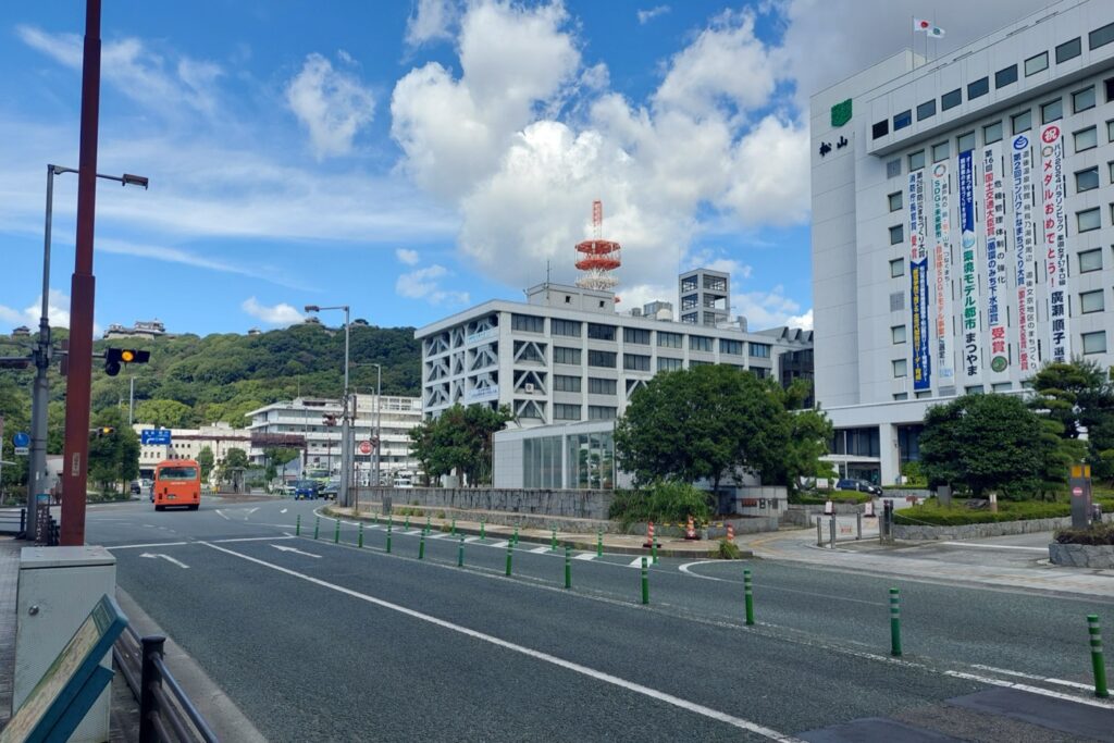 松山市に引っ越したら|転入届は14日以内、児童手当は15日以内 松山市役所 本館(右)。左奥の山の上は松山城(2024年10月撮影)