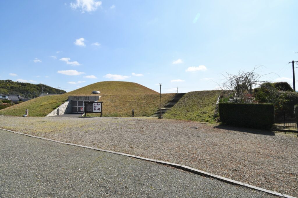 王塚古墳の壁画公開は10月17・18日。無料・予約不要、9:30〜16:00 王塚古墳（桂川町）の墳丘と保存施設の入口（2024年3月撮影）