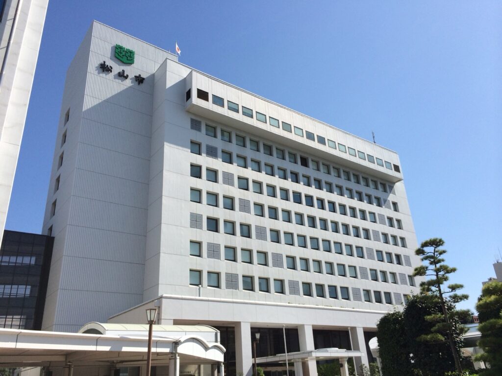松山市に引っ越したら|転入届は14日以内、児童手当は15日以内 松山市役所 本館の外観(2013年10月撮影)